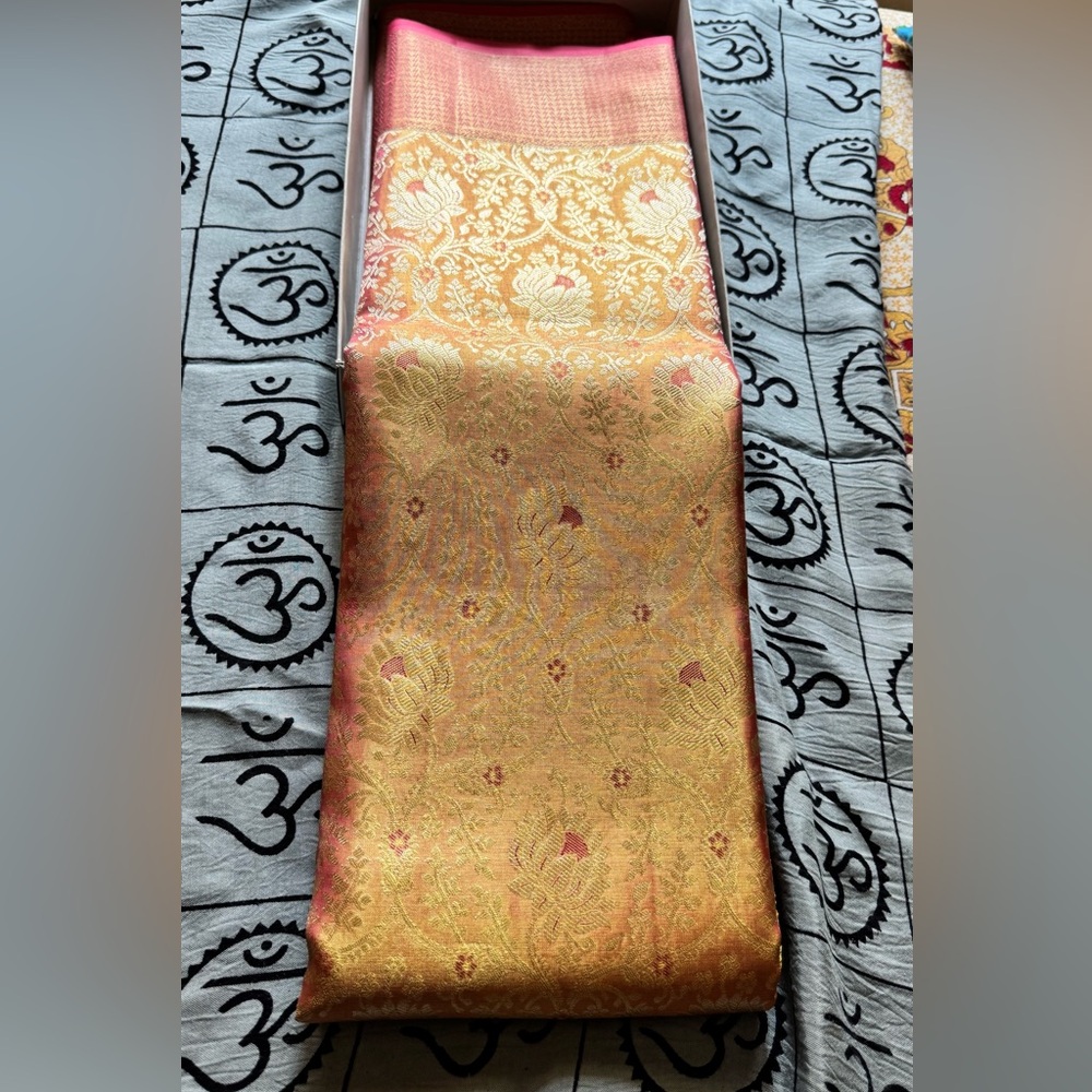 Stunning Pink/Peach and Gold Handwoven Kanjeevaram Silk and Pure Zari Saree - Picture 11 of 16